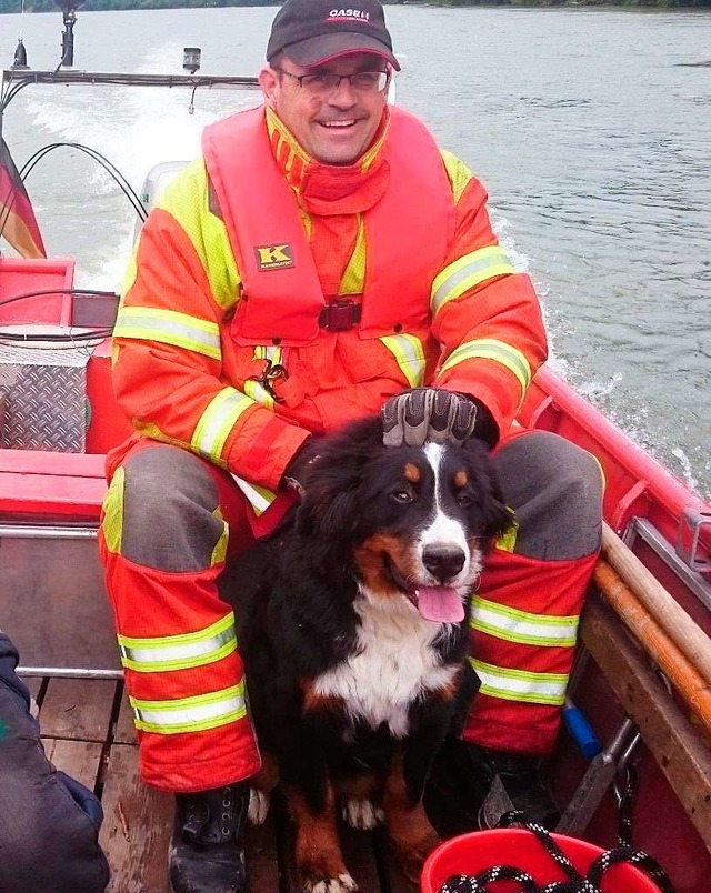 Tierrettung gehrt auch zu den Aufgabe...ger Feuerwehr mit einem seiner Retter.  | Foto: Tobias Frster