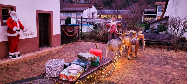 Der weihnachtliche Schmuck mit Nikolau... an einem alten Bauernhaus  in Wyhlen.  | Foto: Heinz und Monika Vollmar