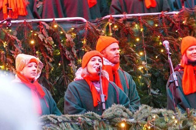 Bilanz des Singenden Weihnachtsbaums in Waldkirch trotz viel Regens positiv