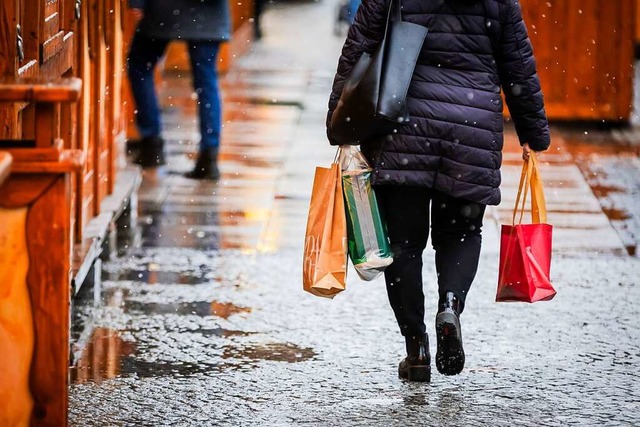 Am Heiligabend schlieen die Geschfte...Minute-Shopping ist aber noch mglich.  | Foto: Christoph Soeder (dpa)