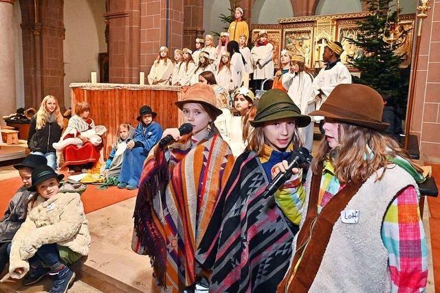 100 Kinder leiten in Freiburgs Herz-Jesu-Kirche den Weihnachtsgottesdienst