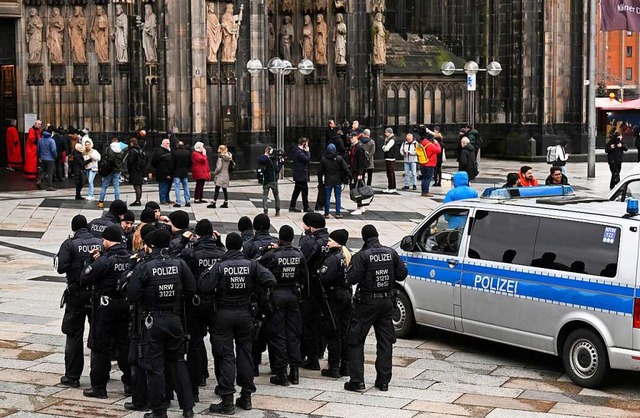 Polizisten patrouillieren am Eingang d...die Sicherheitsmanahmen hochgefahren.  | Foto: Roberto Pfeil (dpa)