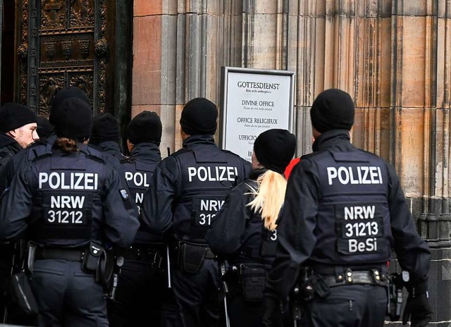 Hohe Polizeiprsenz am Klner Dom an Heiligabend.  | Foto: Roberto Pfeil (dpa)