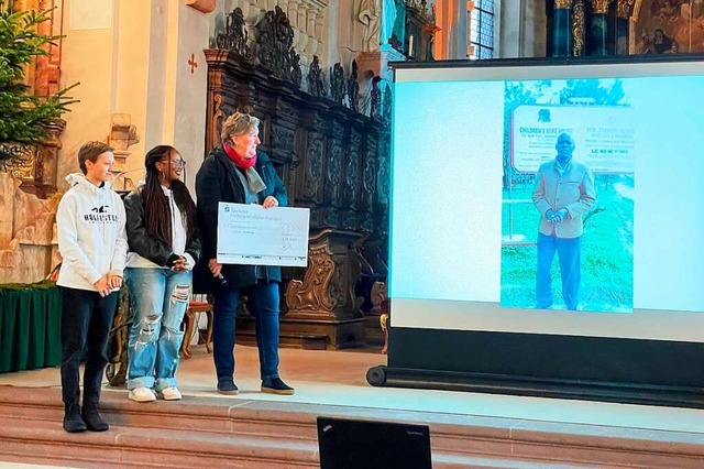 Moses Kiwala, der Schulleiter des Chil...den Schlerinnen und Schlern bedankt.  | Foto: Eduard Nikolaus/Schule