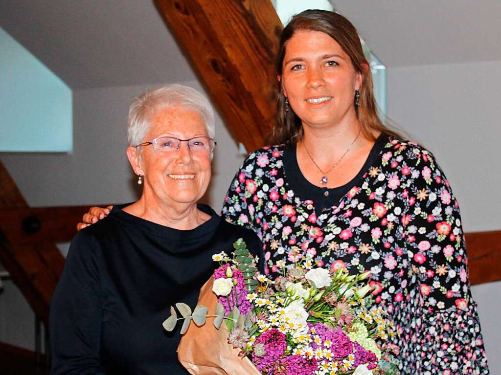 Christa Mutz (links) im Mai mit ihrer Nachfolgerin Marianne Person in der Hauptversammlung des Freundeskreises Partnerschaft Ringsheim