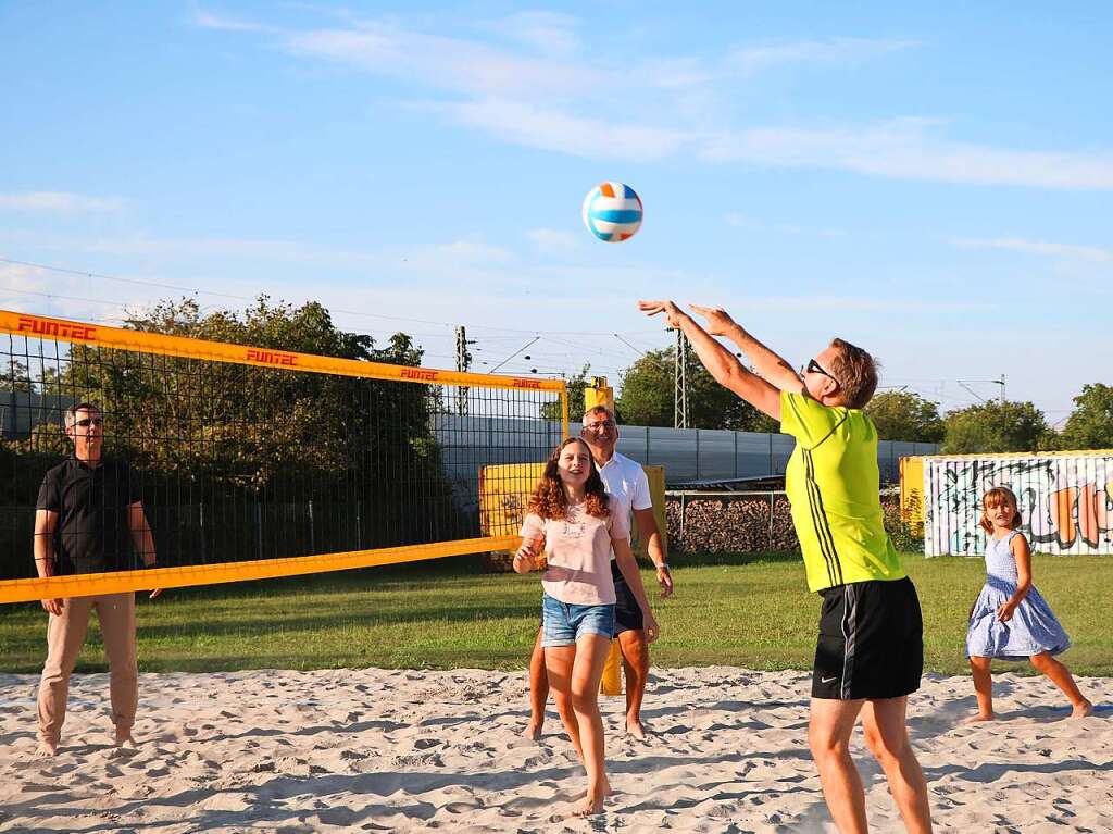 Einen Beachvolleyballplatz hat die Gemeinde Ringsheim seit September dieses Jahres. Schon vor der offiziellen Einweihung (Foto) wurde er krftig genutzt.