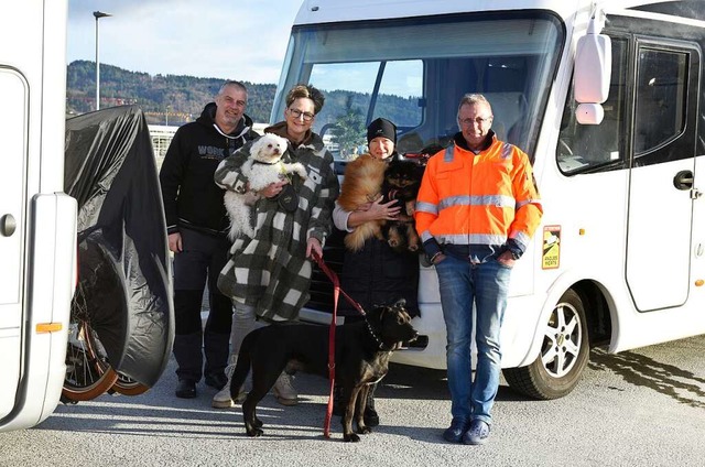 Mobil mit Heim und Hund: Michael und A... auf dem Weg nach Spanien (von links).  | Foto: Rita Eggstein