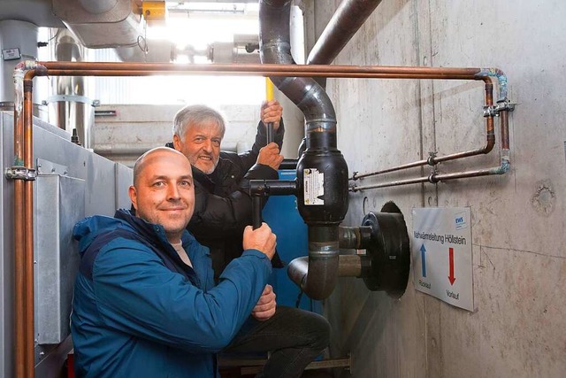 Projektleiter Stefan Ehinger von den E...die Leitung nach Hllstein in Betrieb.  | Foto: a.j.schmidt-zerofoto