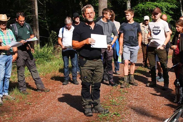 Christian Funke, hier bei einer Waldbe...ahres den Forst-Betriebsplan fr 2024.  | Foto: Martin Bos