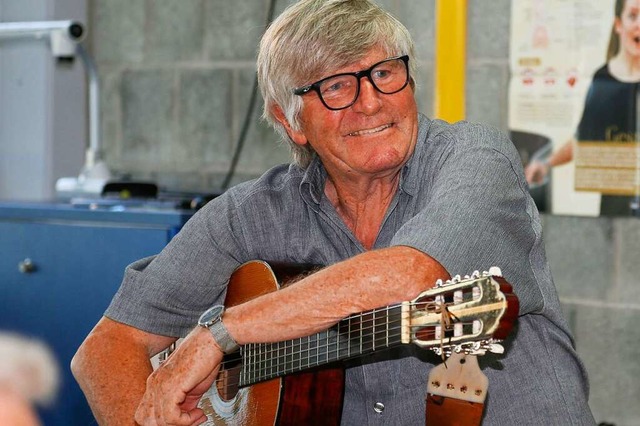 Bernhard Duffner gibt seinen letzten Gitarrenkurs ab.  | Foto: Sandra Decoux-Kone