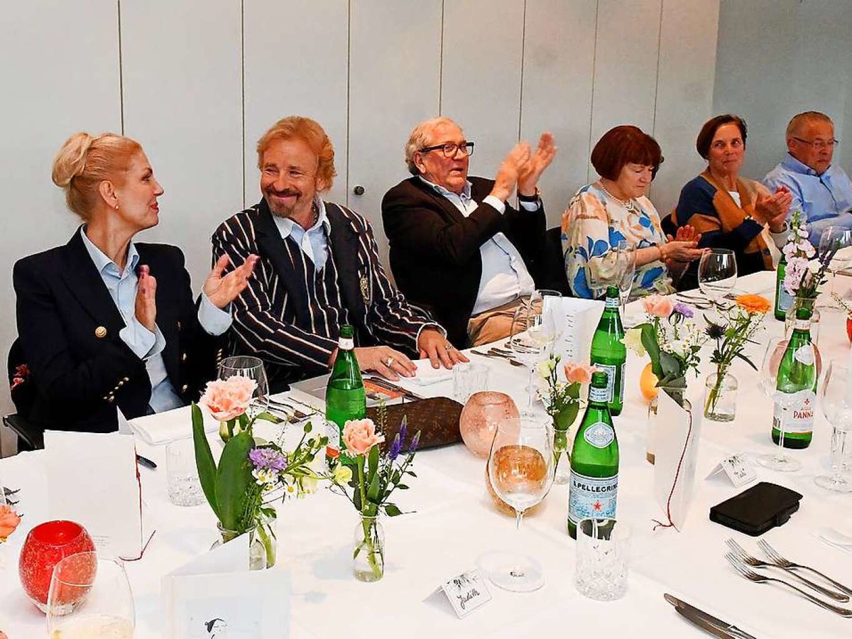 Thomas Gottschalk (Zweiter von rechts) hat im April gemeinsam mit seiner Ehefrau Karina Mro das Meienheimer Unternehmen Gottfried Kiefer Schweitechnik besucht. Werner Kimmig (links)  hatte den Besuch zugunsten der Kinderkrebshilfe organisiert.