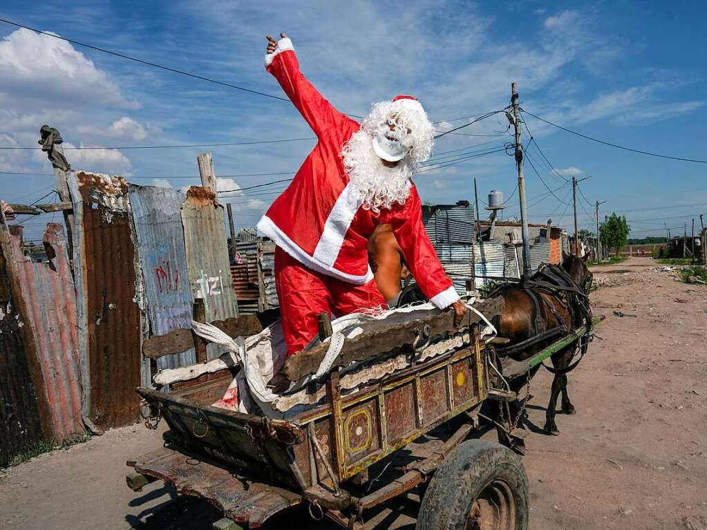 In jedem Land wird Weihnachten anders gefeiert. Die besten Fotos kuriosen Weihnachtsmnnern.