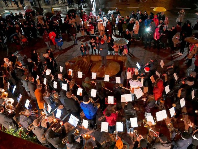 Einstimmung auf Heiligabend vor dem Neustdter Rathaus  | Foto: Eva Korinth