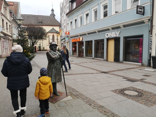 Die notdrftig mit einer Holzplatte ve...rsten Weihnachtsfeiertag gebrannt hat.  | Foto: Ralf Burgmaier