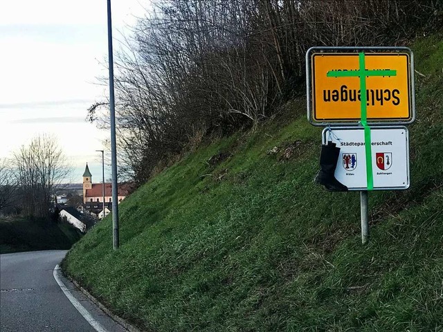 Auch in Schliengen steht das Ortsschild Kopf.  | Foto: Jutta Schtz