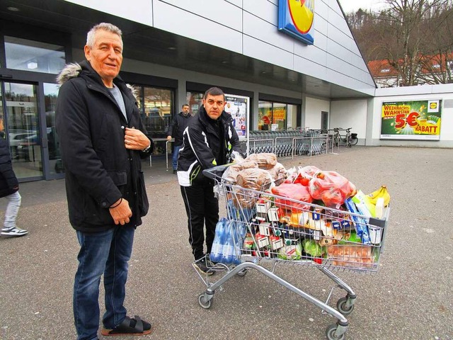 Gastronom Konstadinos Bletsas  mit sei...n nach dem Einkauf im Grenzacher Lidl.  | Foto: Sebastian Kurtenacker