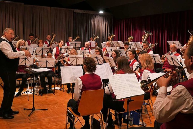Dirigent Rolf Riedlinger gibt  sein Debt beim Musikverein Reiselfingen.  | Foto: Heidrun Simoneit
