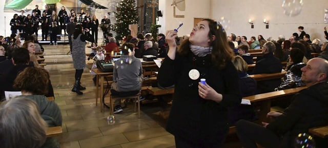 Mit Seifenblasen berbrachten Mitglied... Chores die frohe Weihnachtsbotschaft.  | Foto: Heinz und Monika Vollmar