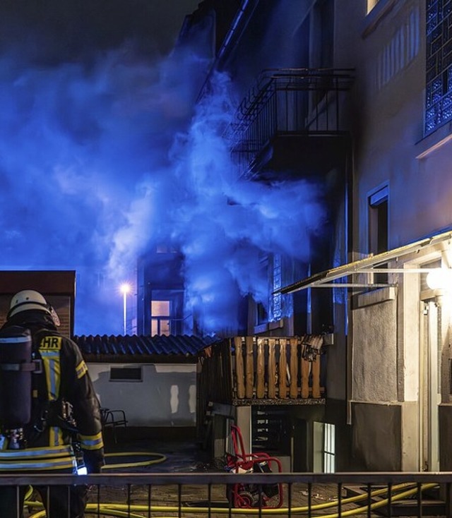 Dicker Rauch quillt aus der Erdgeschosswohnung.   | Foto: Annette Lipowsky