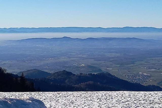 Winterlicher Blick vom Kandel ins Tal auf den Kaiserstuhl und die Vogesen
