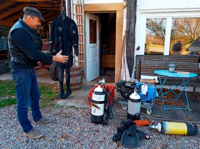 Martin Mainberger mit seiner Ausrstun...chanzug bis zu den Sauerstoffflaschen.  | Foto: Joachim Mller-Bremberger