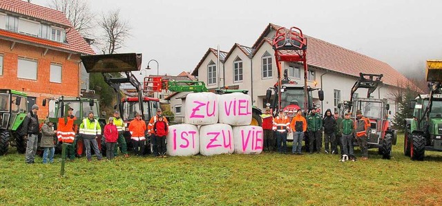 In Marzell protestierten  zahlreiche H...o  &#8222;Zu viel ist zu viel!&#8220;.  | Foto: Rolf-Dieter Kanmacher