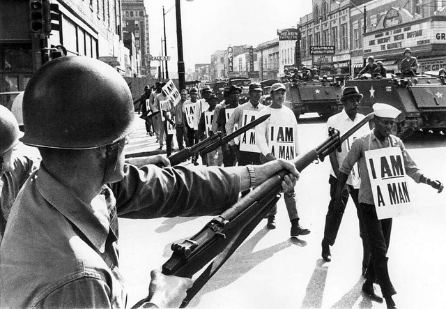 Gegen den Rassismus: Afroamerikaner fo...onalgarde beschtzt ihren Protestzug.   | Foto: dpa