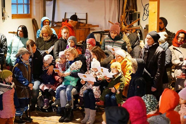 Am Ende des Krippenspiels mit kleiner Liturgie wurde gemeinsam gesungen.  | Foto: Hans-Jrgen Sackmann