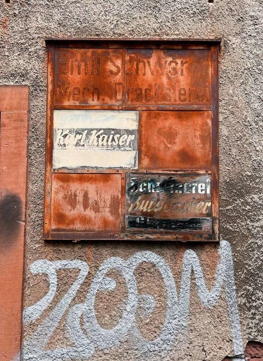 Alte Geschftsschilder sind Zeuge lngst vergangener Zeiten.  | Foto: Fritz Steger