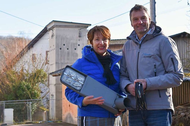 Bürgermeisterin Christine Trautwein-Do...bei der Installation der LED-Leuchten. | Foto: Gemeinde Schwörstadt Bürgermeisterin Christine Trautwein-Do...bei der Installation der LED-Leuchten. | Foto: Gemeinde Schwörstadt