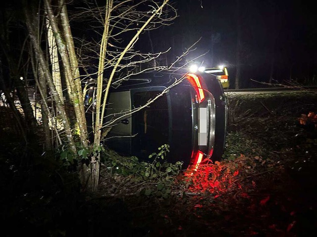 Der BMW berschlug sich und blieb auf der Seite liegen.  | Foto: Kantonspolizei Aargau