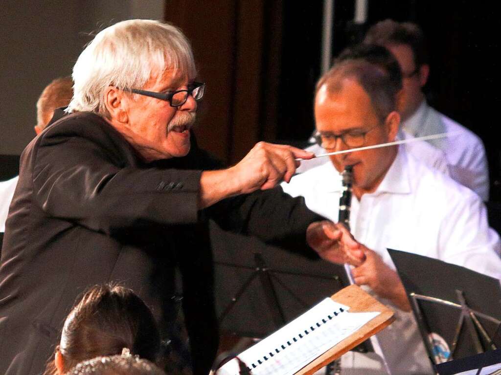 Anfang November gibt Dirigent  Ossy Fahrner sein Abschiedskonzert. Dafr scharte er zahlreiche Musikerinnen und Musiker aus der Ortenau um sich.
