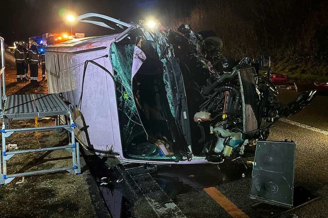 Ein Lieferwagen und ein Pkw waren bei dem Unfall auf der A18 beteiligt.  | Foto: Polizei Baselland