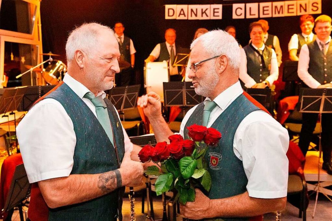 Danke Clemens: Die Musiker verabschied...hlag und Blumen von ihrem  Dirigenten.  | Foto: Wolfgang Scheu