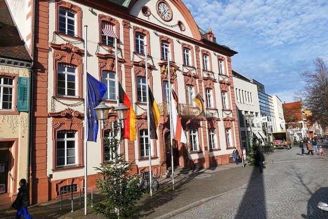 Die Fahnen vor dem Offenburger  Rathaus stehen auf halbmast.  | Foto: Ralf Burgmaier