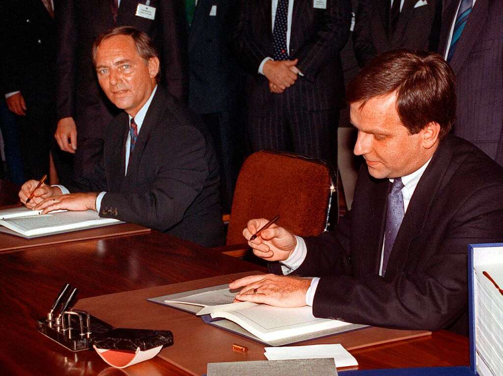 Historischer Moment:  Bundesinnenminister Wolfgang Schuble  und DDR-Staatssekretr Gnther Krause bei der Unterzeichnung der Urkunden zum Einigungsvertrag am 31. August 1990