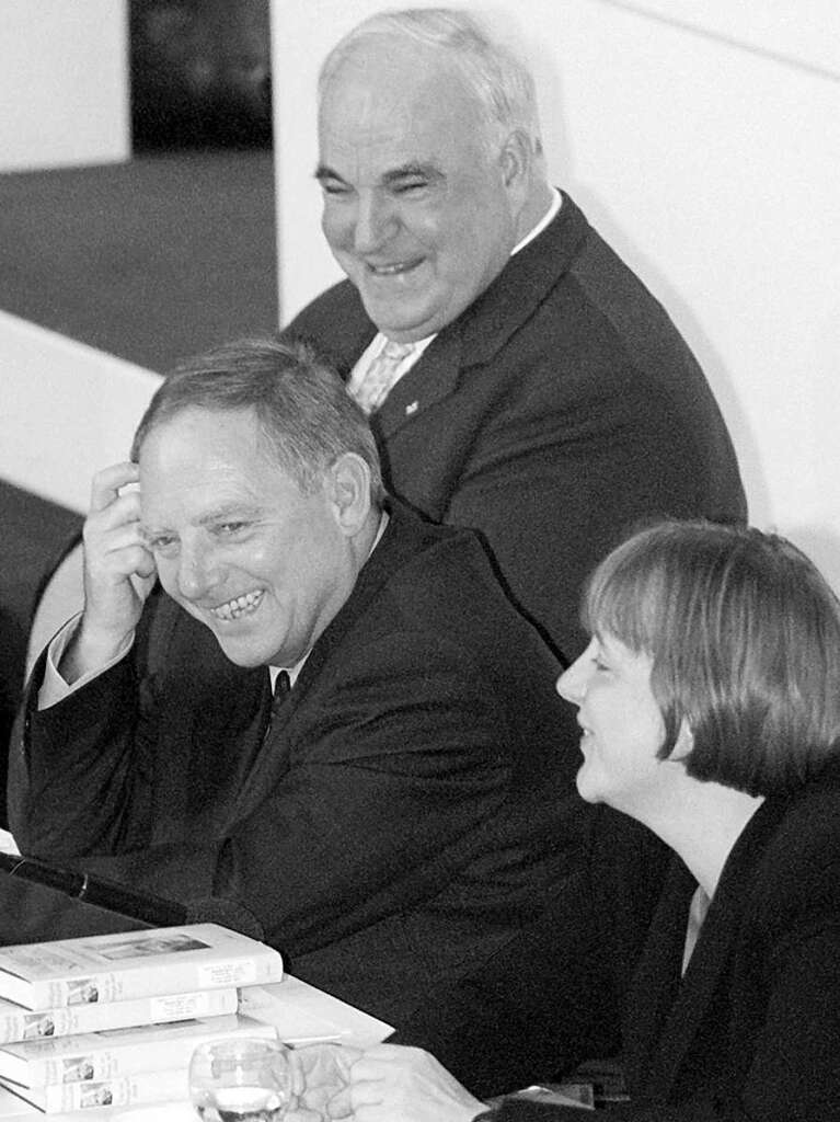 Zufriedene Gesichter machen der neue CDU-Vorsitzende Wolfgang Schuble, sein Vorgnger Helmut Kohl und die neue CDU-Generalsekretrin Angela Merkel im November 1998  auf dem CDU-Parteitag in Bonn.