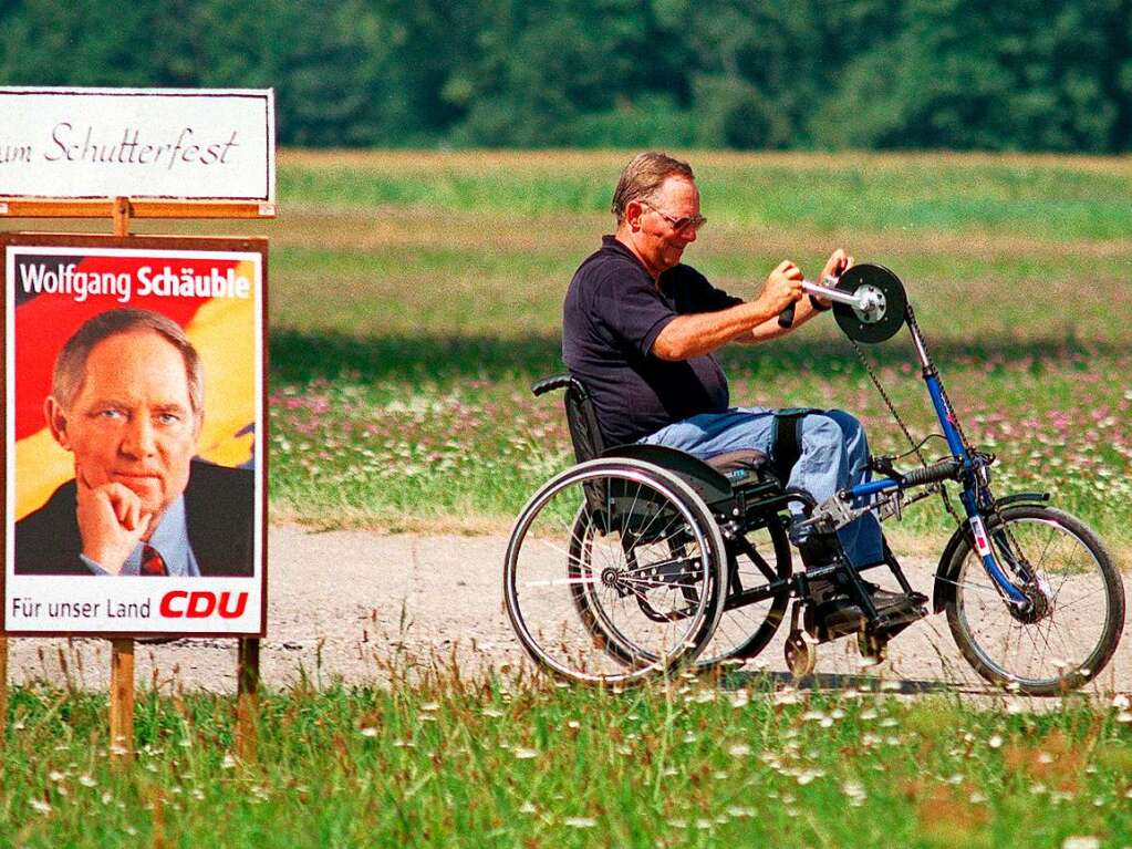 Agil blieb er dennoch: Hier ein Foto aus dem Jahr 1998, Schuble mit dem Rollbike zu einer Wahlveranstaltung bei Schutterwald.