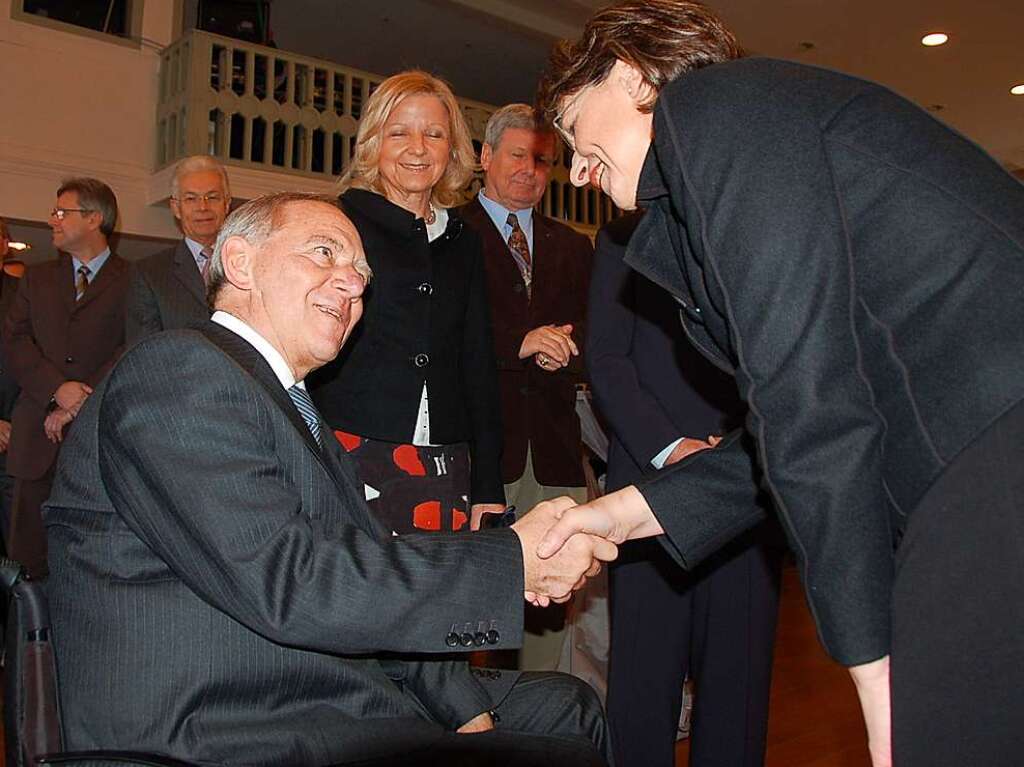 Offenburg, 2007: Wolfgang Schuble gratuliert Oberbrgermeisterin Edith Schreiner zum 50. Geburtstag.