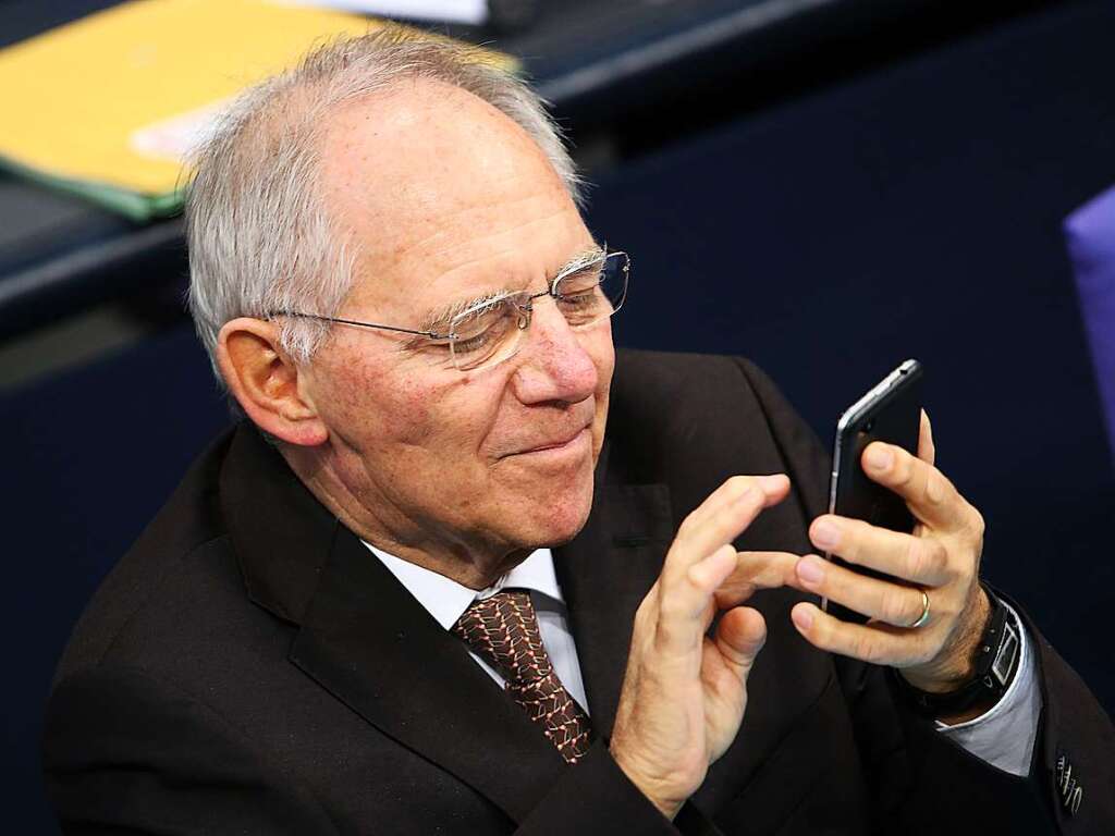 Schuble mit Smartphone im Bundestag, 2017