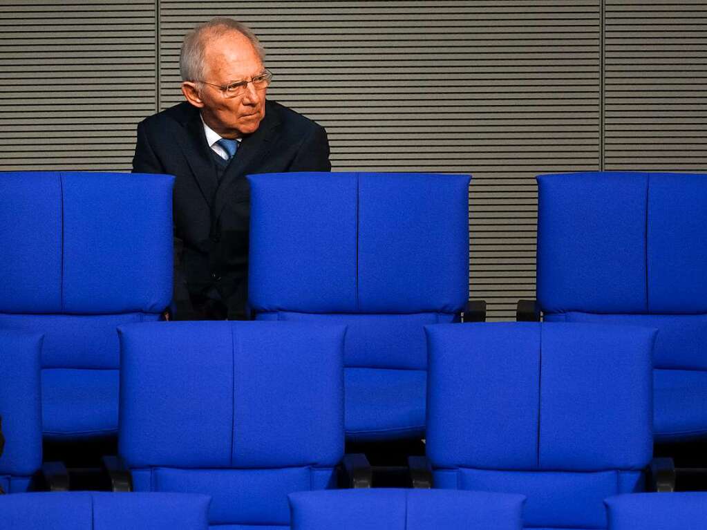 Nachdenklich: Finanzminister Wolfgang Schuble sitzt im Plenarsaal des Bundestags, 2016.