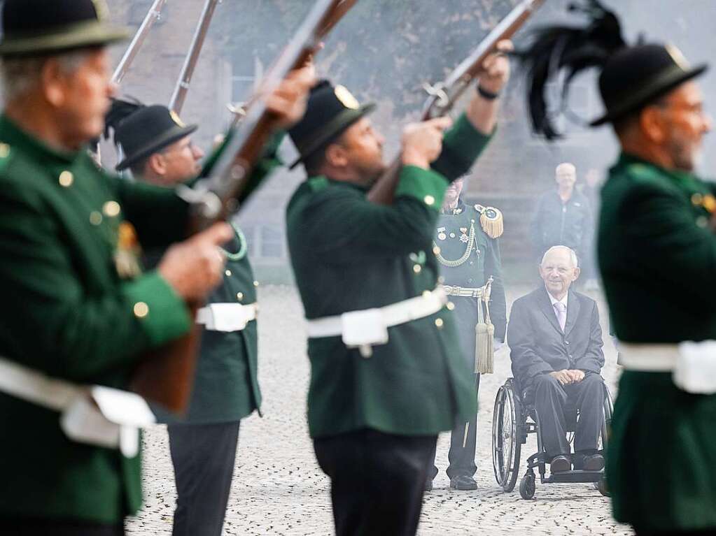 Offenburg: Wolfgang Schuble schaut nach einem Festakt anlsslich seines 80. Geburtstags der Freiwilligen Feuerwehr Zell am Harmersbach bei einem Salutschuss zu.