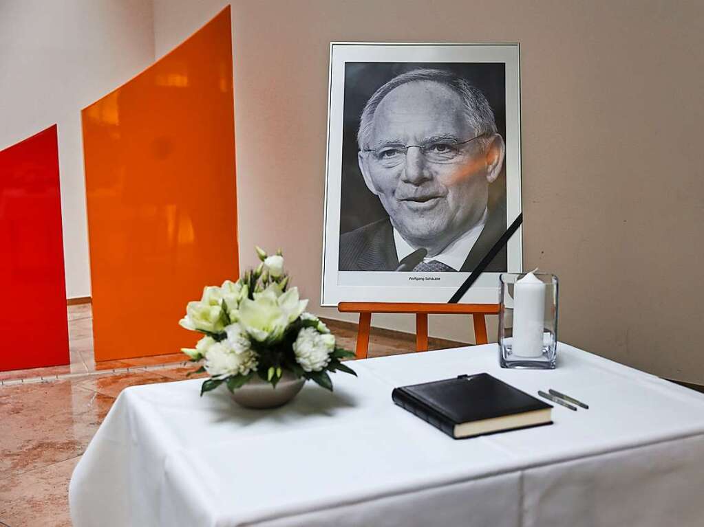 Ein Foto des verstorbenen CDU-Politikers Wolfgang Schuble und ein Kondolenzbuch liegen im Konrad-Adenauer-Haus.