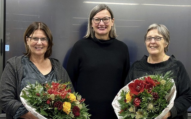 Volkshochschulleiterin Ines Haag (Mitt...Monika Merstetter mit Blumenstruen.   | Foto: Jrgen Nger