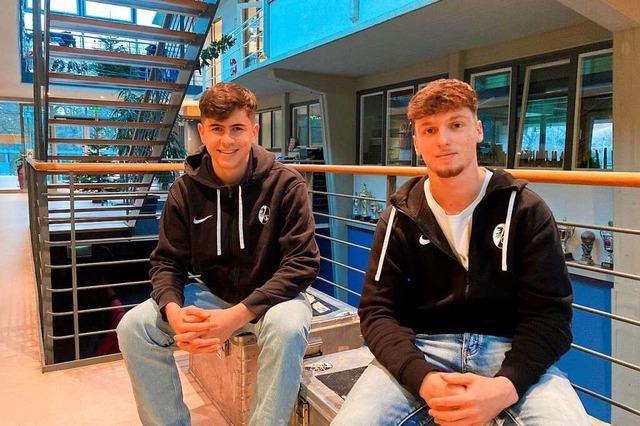 Karl Steinmann (links) und Leon Catak in der Freiburger Fuballschule  | Foto: Matthias Kaufhold