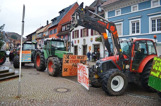 Landwirte zeigten am Samstag Prsenz i...lzach und beim Bundestagsabgeordneten.  | Foto: Nikolaus Bayer