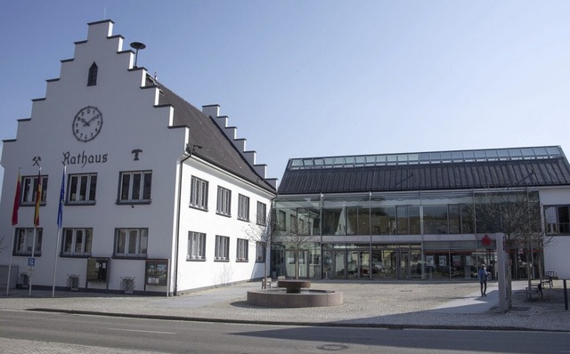 Das Bugginger Rathaus wird wieder ein ...s  mit einer Solaranlage zu bestcken.  | Foto: Volker Mnch