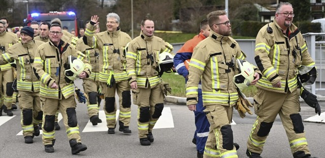 Begleitet von Feuerwehrfahrzeugen mit ...ben sein Stellvertreter Thomas Pesch.   | Foto: Alfred Scheuble