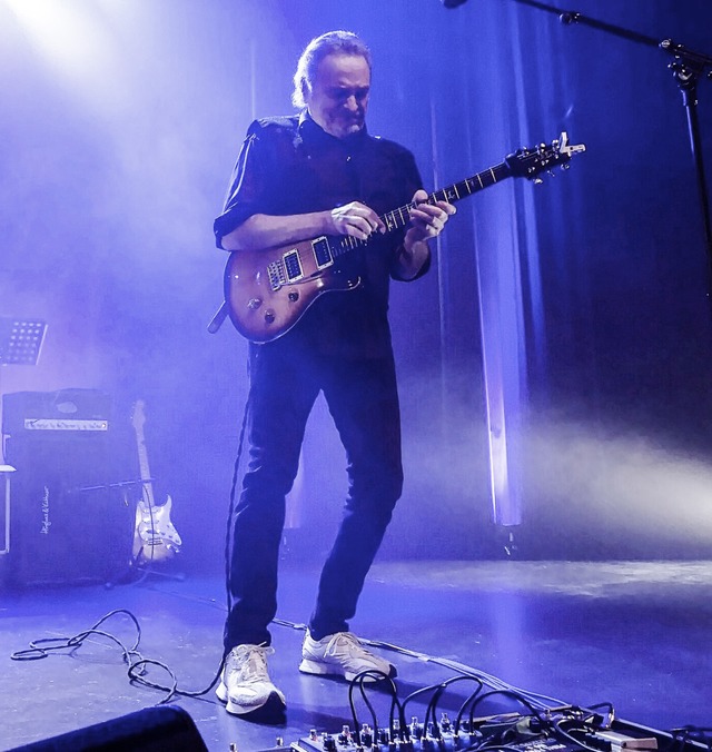 Seit den 1970ern der Offenburger Champion der Rockgitarre: Peter Oehler  | Foto: Ralf Burgmaier