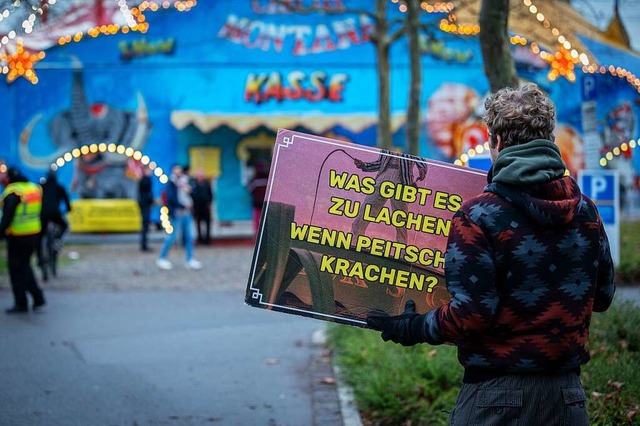 Bei jeder Vorstellung stehen Demonstranten vor dem Lrracher Weihnachtszirkus.  | Foto: Jonas Gnther